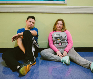 Brother and sister Ethan, 13, and Drew Moskowitz, 11 take a break from mural painting. (CREDIT: Cassandra Giraldo).